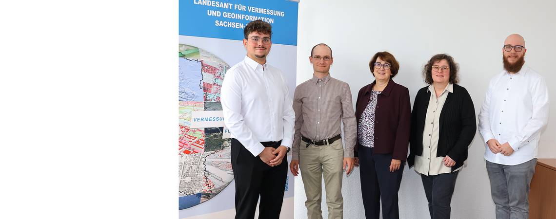 Zum 1. November 2025 beginnen eine Anwärterin und drei Anwärter ihre 12-monatige Laufbahnausbildung im LVermGeo.