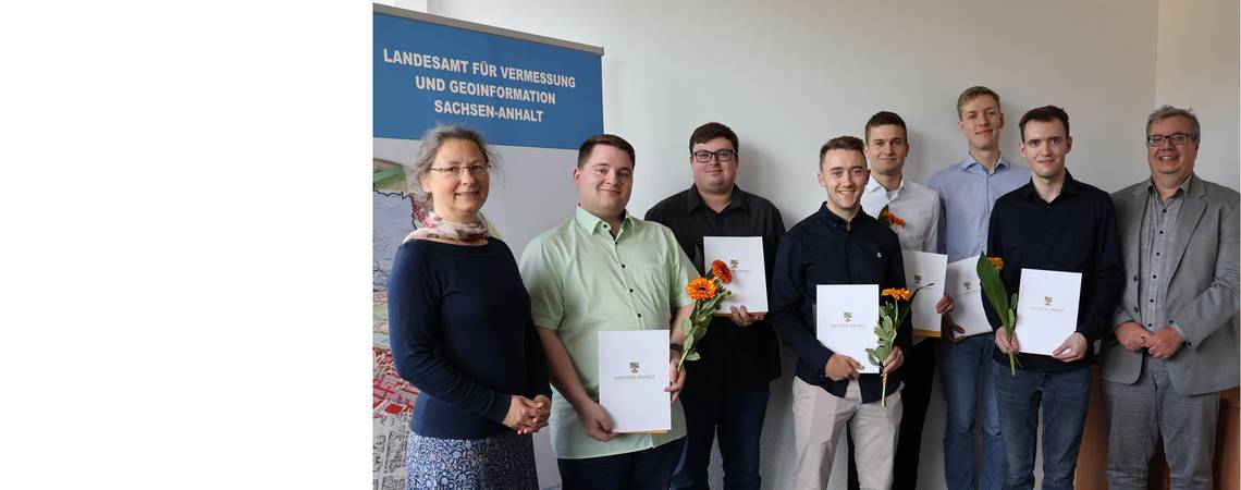 Am 30. Oktober 2025 fand die feierliche Zeugnisübergabe im Landesamt für Vermessung und Geoinformation Sachsen-Anhalt statt.