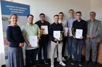 Sechs Vermessungsoberinspektorenanwärter erhalten ihre Prüfungszeugnisse © LVermGeo ST Sechs Vermessungsoberinspektorenanwärter erhalten ihre Prüfungszeugnisse