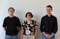 Jahrgangsbeste Absolventen der Geoinformationsstudiengänge an der Hochschule Anhalt © LVermGeo ST Von links nach rechts: Herr Falke, Frau Jäger-Bredenfeld, Herr Henschel