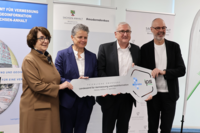 V. l. n. r.: Cordula Jäger-Bredenfeld (LVermGeo), Dr. Lydia Hüskens (MID), Michael Richter (MF), Thomas Poege (IPS)