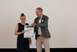 Frau Moy ist die Gewinnerin des Wettbewerbs zur Erstellung einer Karte im Rahmen einer Ausbildung von der DGfK Sektion Halle/Leipzig e.V.