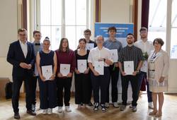 Die Absolventinnen und Absolventen des LVermGeo mit dem Staatssekretär des MID und der Präsidentin des LVermGeo