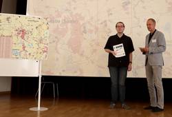 Herr Skirl ist der Gewinner des Wettbewerbs zur Erstellung einer Karte im Rahmen einer Ausbildung von der DGfK Sektion Halle/Leipzig e.V. © LVermGeo ST Herr Skirl ist der Gewinner des Wettbewerbs zur Erstellung einer Karte im Rahmen einer Ausbildung von der DGfK Sektion Halle/Leipzig e.V.
