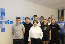 Cordula Jäger-Bredenfeld, Präsidentin des LVermGeo, begrüßt die acht neuen Auszubildenden