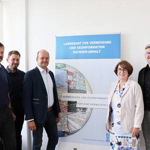 Abb. 2: Übergabe der Beitrittserklärung © LVermGeo ST Abb. 2: Übergabe der Beitrittserklärung