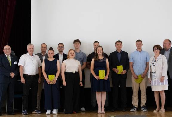 Die Besten der Winterprüfung 2024/25 und Sommerprüfung 2025 mit den Vertretern der Berufsverbände