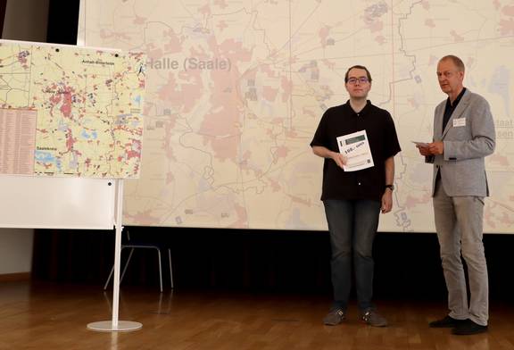 Herr Skirl ist der Gewinner des Wettbewerbs zur Erstellung einer Karte im Rahmen einer Ausbildung von der DGfK Sektion Halle/Leipzig e.V. © LVermGeo ST Herr Skirl ist der Gewinner des Wettbewerbs zur Erstellung einer Karte im Rahmen einer Ausbildung von der DGfK Sektion Halle/Leipzig e.V.