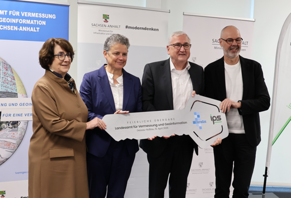 V. l. n. r.: Cordula Jäger-Bredenfeld (LVermGeo), Dr. Lydia Hüskens (MID), Michael Richter (MF), Thomas Poege (IPS)